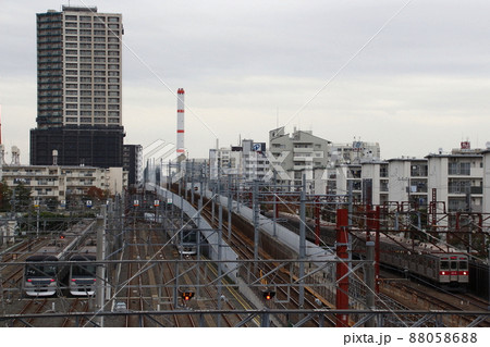 東武線竹ノ塚駅高架化工事区間を行く東急8500系（2020年11月） 88058688
