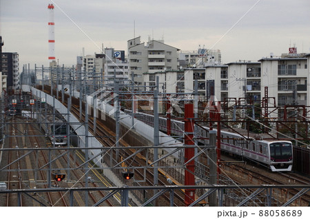 東武線竹ノ塚駅高架化工事区間を行く半蔵門線08系(2020年11月) 東武線竹ノ塚駅高架化工事区間を行く半蔵門線08系(2020年11月) 88058689