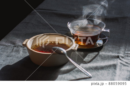 木漏れ日のティータイム　紅茶とクレームブリュレ 88059095