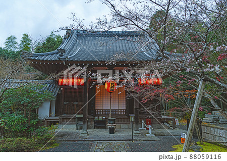 京都 赤山禅院 夕暮れの地蔵堂 88059116