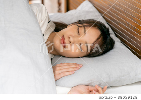 寝室で寝る若い女性 88059128