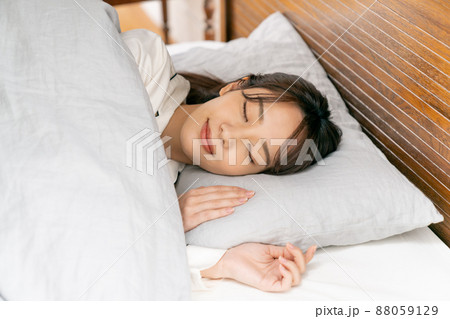 寝室で寝る若い女性 88059129