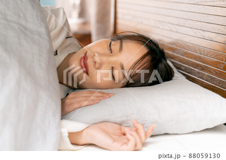 寝室で寝る若い女性 寝室で寝る若い女性 88059130