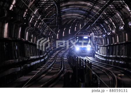 地下鉄線内を走行する2000系電車(福岡市営地下鉄) 地下鉄線内を走行する2000系電車(福岡市営地下鉄) 88059131
