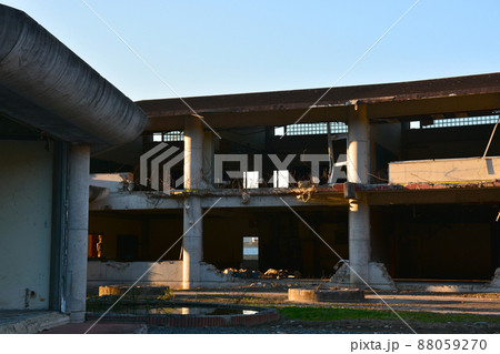 東日本大震災後の大川小学校 88059270