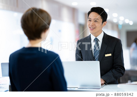 受付の男性 88059342