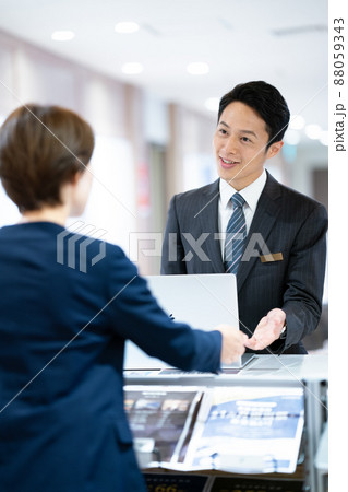 受付の男性 88059343