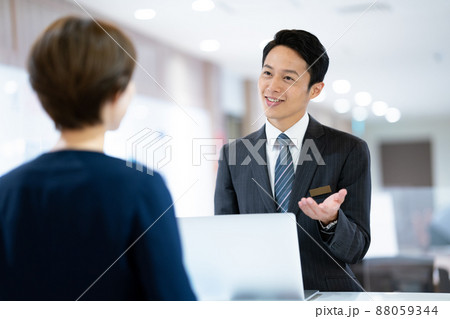 受付の男性 88059344