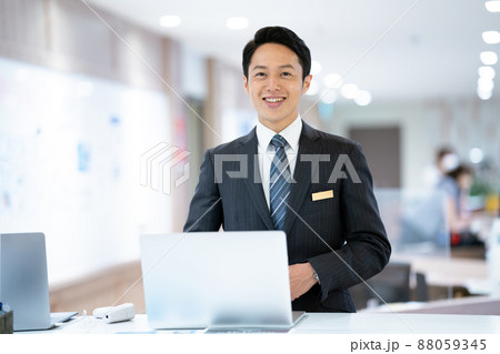 受付の男性 88059345