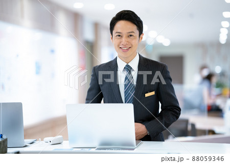 受付の男性 受付の男性 88059346