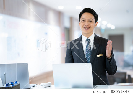 受付の男性 88059348