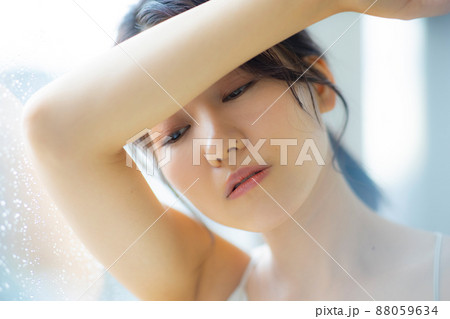 窓辺の女性 窓辺の女性 88059634