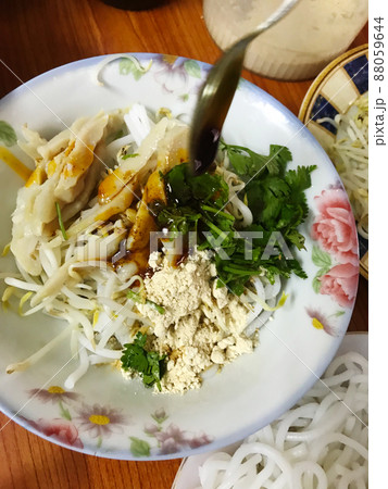 ミャンマー料理　米粉極太和え麺　ナンジートウッ 88059644