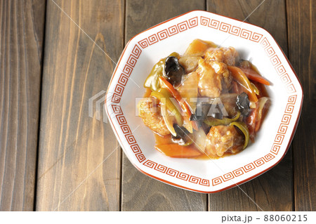 八角形の中華皿に盛り付けられた熱々酢豚を俯瞰で撮影 八角形の中華皿に盛り付けられた熱々酢豚を俯瞰で撮影 88060215