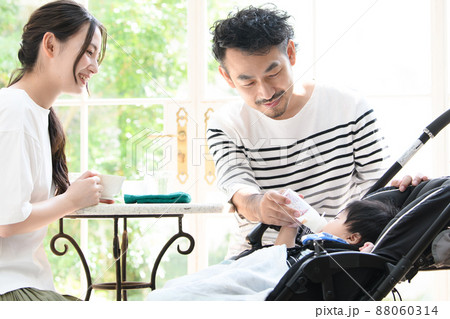 赤ちゃんのお世話を外でするパパ 88060314