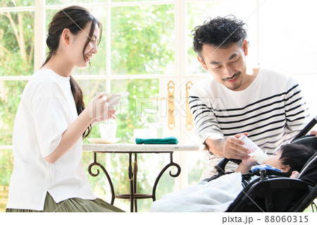 赤ちゃんのお世話を外でするパパ 88060315