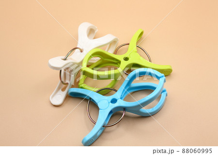 カラフルな洗濯ばさみ 88060995