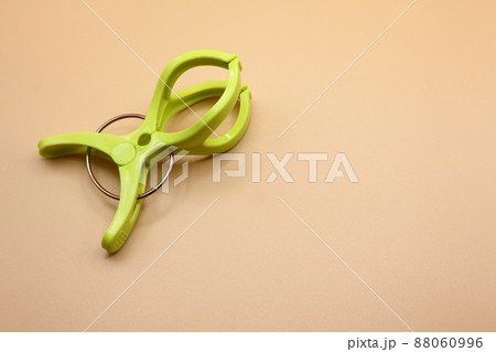 カラフルな洗濯ばさみ 88060996