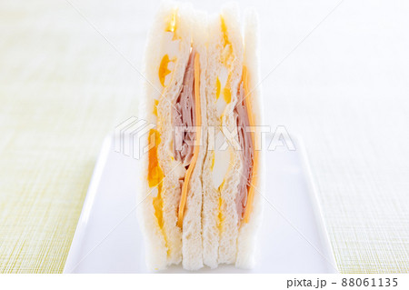 美味しいハムチーズたまごサンドイッチ 88061135