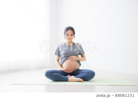 マタニティヨガイメージ　妊婦 88061231