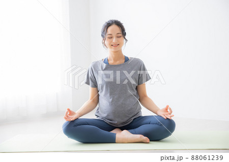 マタニティヨガイメージ　妊婦 88061239