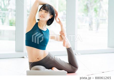 部屋でヨガをする若い女性 88061265