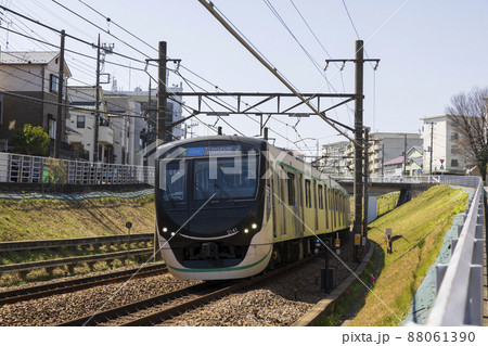 快晴の郊外の住宅地を走る田園都市線 快晴の郊外の住宅地を走る田園都市線 88061390