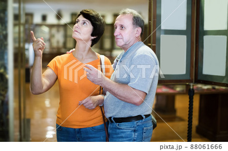Couple is looking at the exposition under glass 88061666