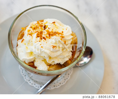 Dessert Banoffi of cookies with bananas and cream 88061678