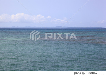 沖縄・豊崎ビーチから慶良間諸島を臨む 88062300