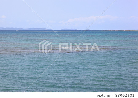 沖縄・豊崎ビーチから慶良間諸島を臨む 88062301
