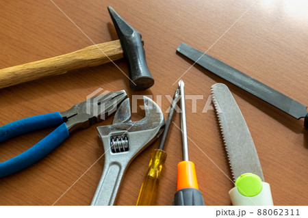 木の板の上に並べられた大工道具 88062311
