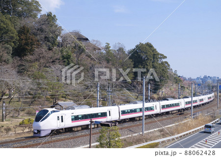 偕楽園の梅と好文亭と常磐線を走るスーパー日立 88062428