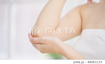 セルフマッサージをする女性　ビューティーイメージ 88063135