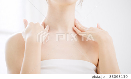 セルフマッサージをする女性　ビューティーイメージ 88063150