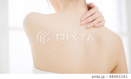 セルフマッサージをする女性 ビューティーイメージ セルフマッサージをする女性 ビューティーイメージ 88063161