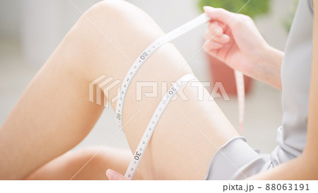 太もものサイズをメジャーで測る女性　ビューティーイメージ 88063191