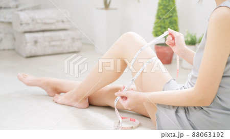 太もものサイズをメジャーで測る女性 ビューティーイメージ 太もものサイズをメジャーで測る女性 ビューティーイメージ 88063192