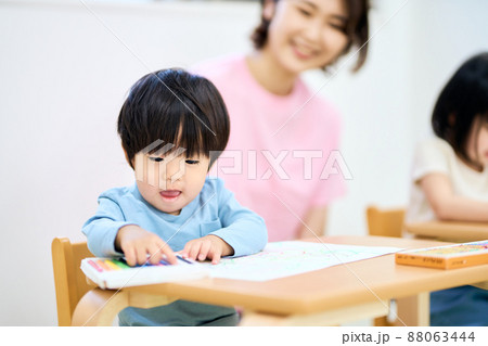 屋内保育イメージ 88063444