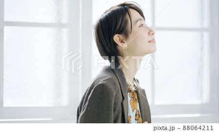 笑顔の女性モデル 88064211