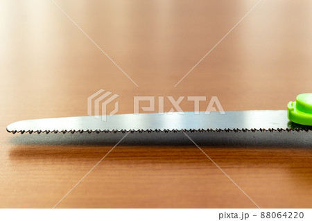 ギザギザの歯が並ぶのこぎりの刃 88064220