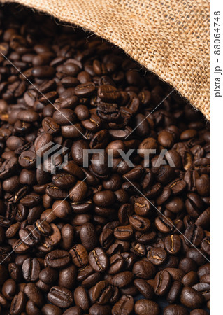 焙煎後のコーヒー豆と麻袋 焙煎後のコーヒー豆と麻袋 88064748