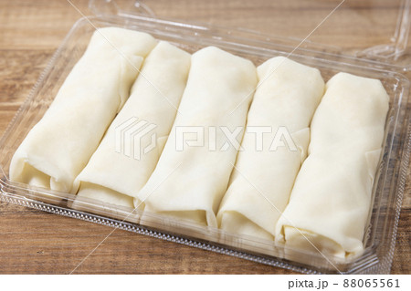 焼く前の春巻 焼く前の春巻 88065561