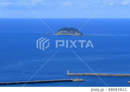 天草遠見山展望台から眺めた戸島と紅白の灯台が立つ防波堤の景色 88065611