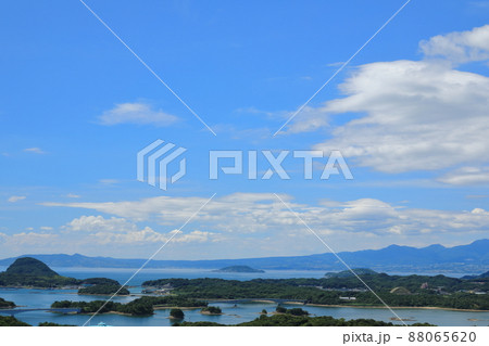 高舞登山から眺めた天草松島に架かる天草五橋の景色 88065620