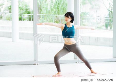 ヨガをする若い女性 ヨガをする若い女性 88065726
