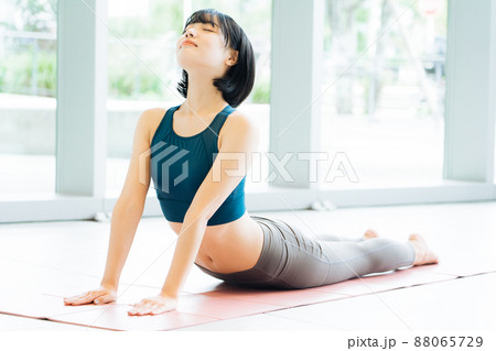 ヨガをする若い女性 88065729