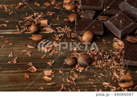 Roasted coffee beans with black chocolate close up 88066087