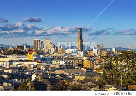 静岡県浜松市から見た中心街越しの夕暮れの富士山 88067360