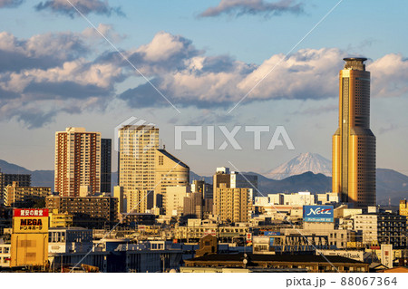 静岡県浜松市から見た中心街越しの夕暮れの富士山 88067364